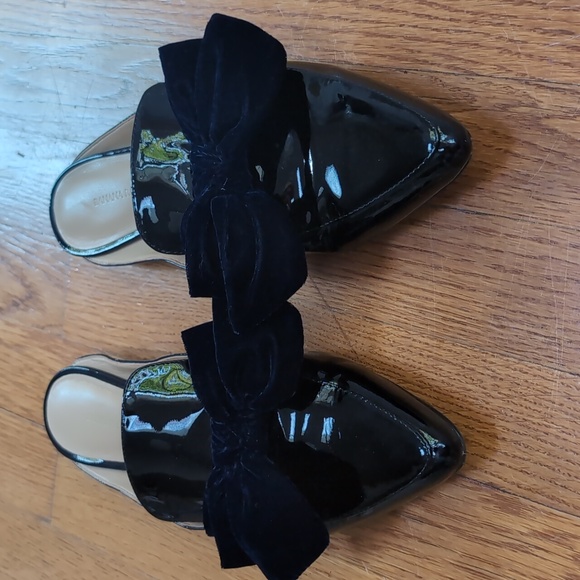 Banana Republic Black Patent Leather Mules With Navy Velvet Bows Festive Holiday - Picture 2 of 8